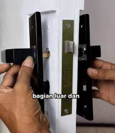 cara memasang handle pintu