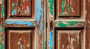 Lapisan Cat Lama dari Pintu Jati