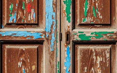 Teknik Menghilangkan Lapisan Cat Lama dari Pintu Jati