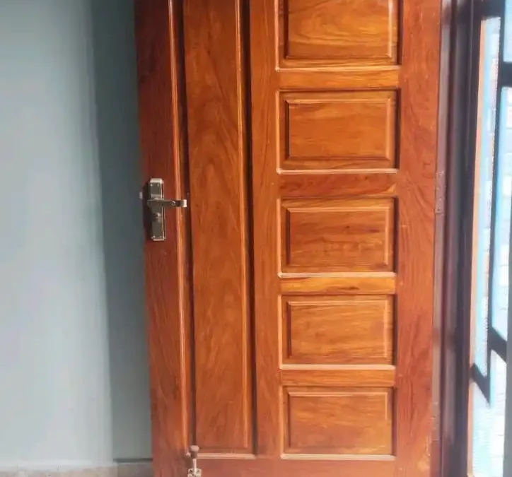 6 Tanda Pintu Jati Terserang Rayap yang Perlu Diperiksa